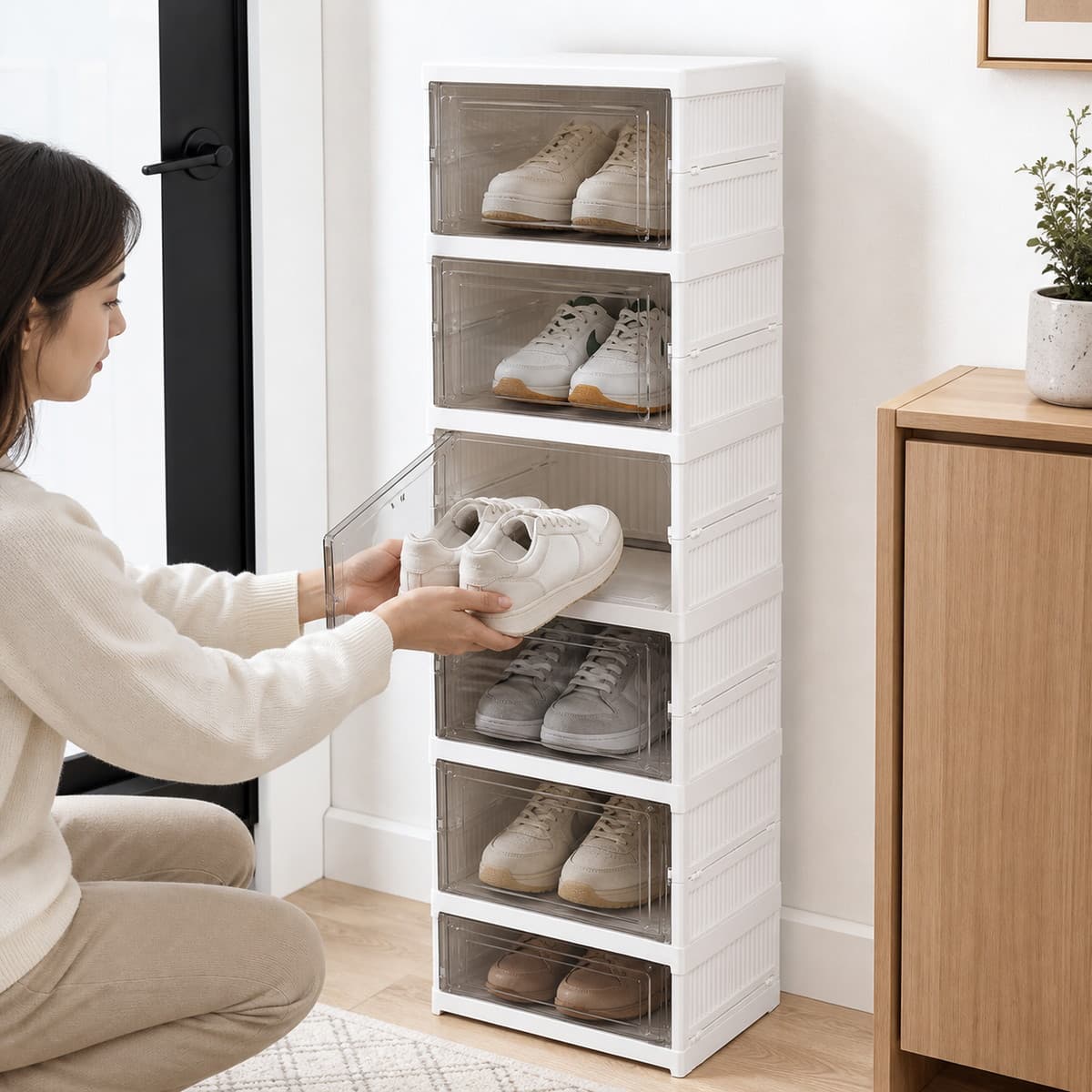 Mujer guardando un par de zapatillas en la zapatera de seis niveles